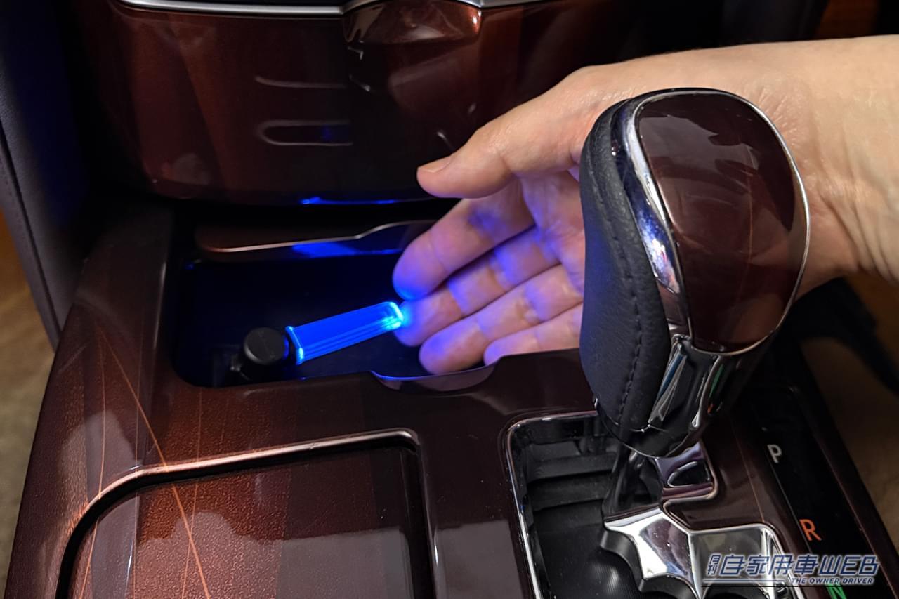 カーメイトのクリスタルランプ USBタイプ ブルーLED（CZ406）を、210系クラウンの小物入れ内のUSBに装着して点灯させ、手を添えた画像｜「たった1000円で愛車をイメチェン！」幅広い車種で使えるドレスアップグッズを購入！ 簡単取付けなのに効果は抜群。実用性も高い［カーメイト・クリスタルランプ USBタイプ ブルーLED（CZ406）］をレビュー！