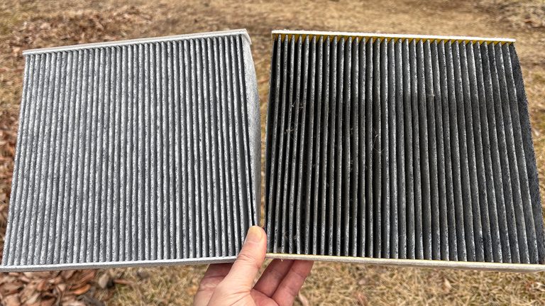 「マジか…こんなに汚いの？」カーエアコンのフィルター交換。工具不要で簡単作業。自分でやれば工賃も節約！ 夏の間に酷使したエアコンをリフレッシュ！