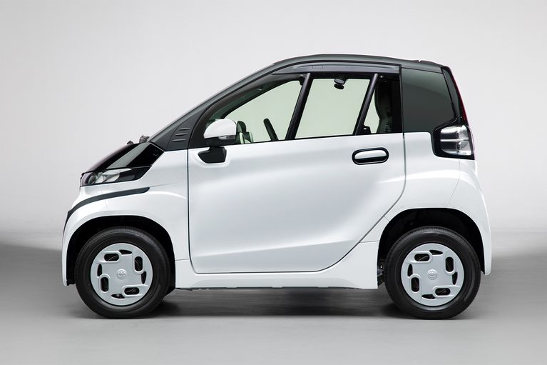 トヨタの超小型電気自動車C+pod｜「そんなに少ないんだ？」今では4球場しか採用していないリリーフカー。阪神・甲子園球場ではトヨタの超小型EVがド派手なトラ柄に変身して大活躍！