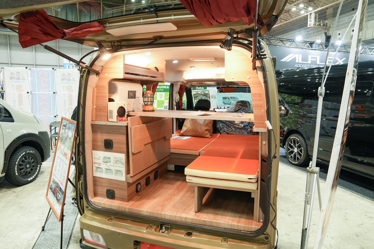 |まさに「動くワンルーム」。高出力2200Wで自宅の家電がそのまま使える軽キャンパー、秘密基地感がたまらない!