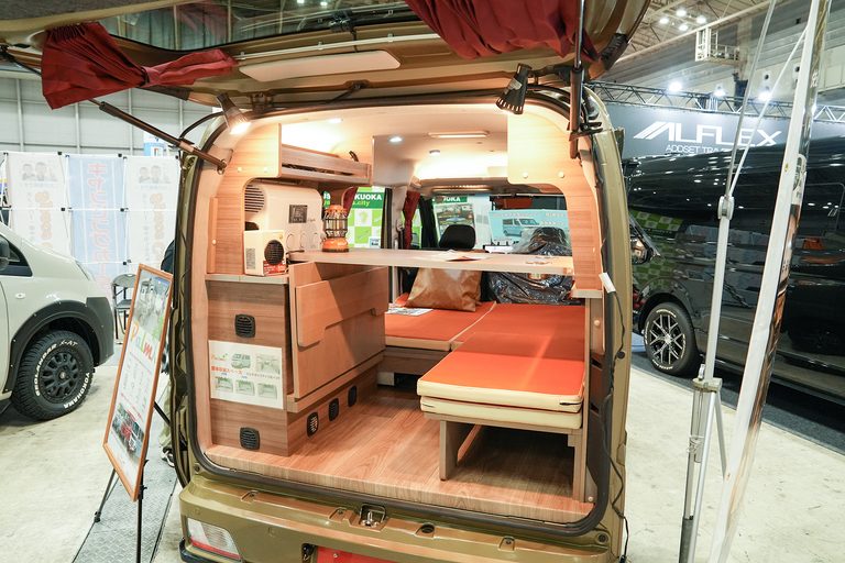 まさに「動くワンルーム」。高出力2200Wで自宅の家電がそのまま使える軽キャンパー、秘密基地感がたまらない！