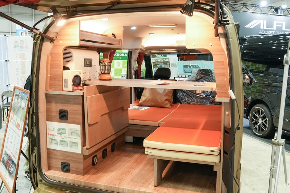 まさに「動くワンルーム」。高出力2200Wで自宅の家電がそのまま使える軽キャンパー、秘密基地感がたまらない！