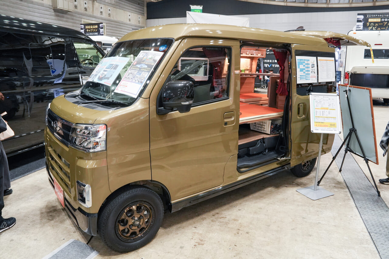 |まさに「動くワンルーム」。高出力2200Wで自宅の家電がそのまま使える軽キャンパー、秘密基地感がたまらない!