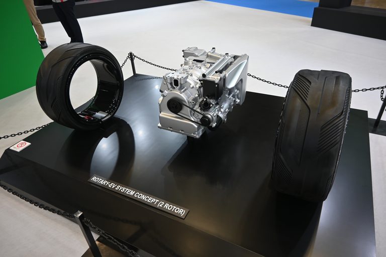 マツダは本気だ！ ロータリーで発電しモーターで駆動する「ロータリー-EVシステム」は「鋭意開発中」。走る歓びを諦めない未来を提案【JMS Bizweek 2026】
