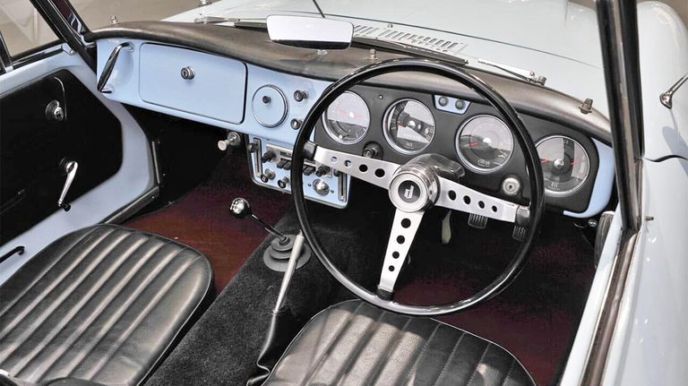 「ずっと眺めていたい…」クラシカルで美しいデザインを持つ64年前の日産の名車。見た目は優雅だが走りは硬派なスポーツカー［ダットサン・フェアレディ1500］