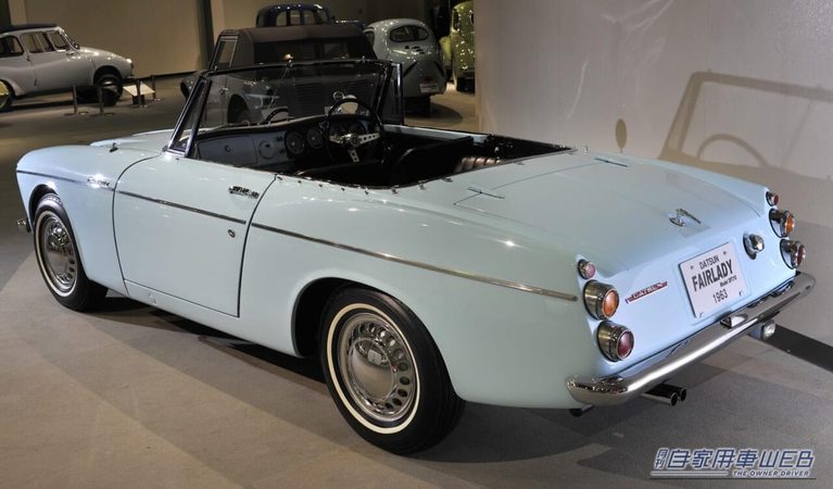 日産自動車の、水色のボディカラーのダットサン・フェアレディ1500（SP310型）のリアから左サイドビュー｜「ずっと眺めていたい…」クラシカルで美しいデザインを持つ64年前の日産の名車。見た目は優雅だが走りは硬派なスポーツカー［ダットサン・フェアレディ1500］