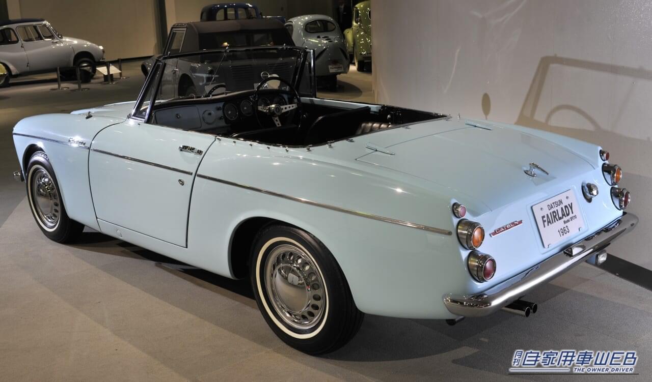 日産自動車の、水色のボディカラーのダットサン・フェアレディ1500（SP310型）のリアから左サイドビュー｜「ずっと眺めていたい…」クラシカルで美しいデザインを持つ64年前の日産の名車。見た目は優雅だが走りは硬派なスポーツカー［ダットサン・フェアレディ1500］
