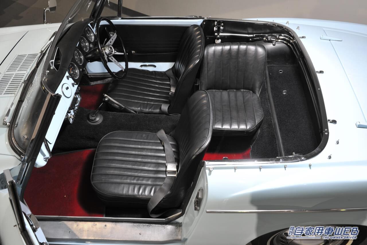 日産自動車の、ダットサン・フェアレディ1500（SP310型）の車内、シート｜「ずっと眺めていたい…」クラシカルで美しいデザインを持つ64年前の日産の名車。見た目は優雅だが走りは硬派なスポーツカー［ダットサン・フェアレディ1500］