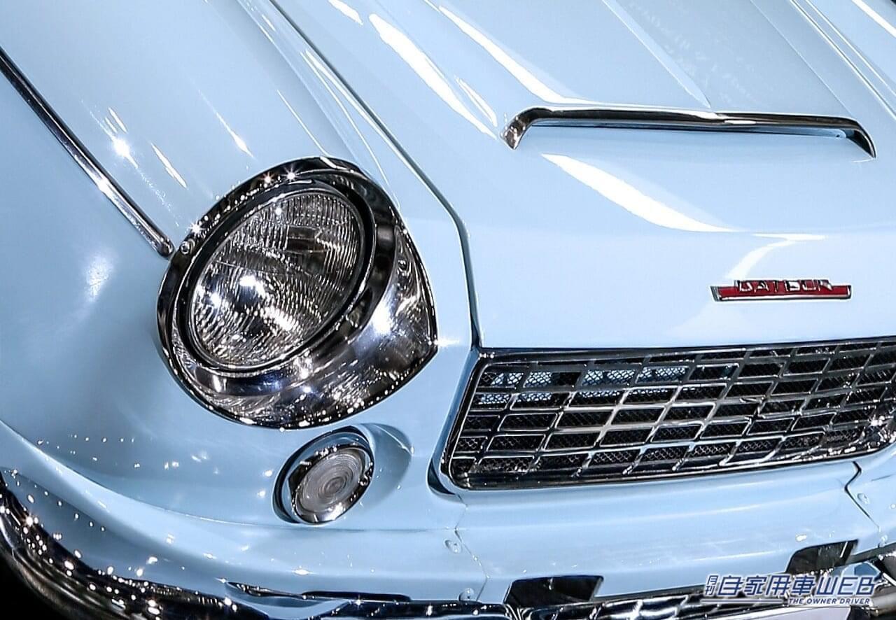 日産自動車の、ダットサン・フェアレディ1500（SP310型）の右ヘッドランプ｜「ずっと眺めていたい…」クラシカルで美しいデザインを持つ64年前の日産の名車。見た目は優雅だが走りは硬派なスポーツカー［ダットサン・フェアレディ1500］