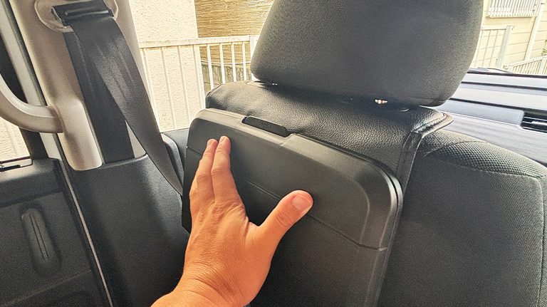 「まるで純正品のように車内に馴染む」ヘッドレストに装着するだけでOK！ 後席の快適性が向上！ 幅広い車種に対応する［EXEA EB-209 リアトレイ］を愛車に装着！