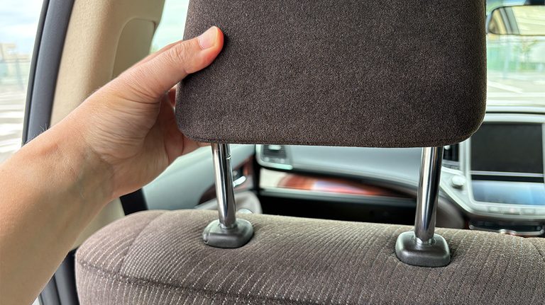 「ヘッドレスト、活用しないのはもったいない」たった600円で車内の利便性がUP！ 工具不要の簡単装着で、荷物の置き場所問題を解決［EXEA ダブルベンリフック EE-45］を愛車に装着！
