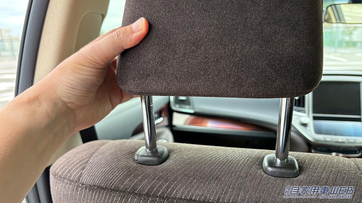 「ヘッドレスト、活用しないのはもったいない」たった600円で車内の利便性がUP！ 工具不要の簡単装着で、荷物の置き場所問題を解決［EXEA ダブルベンリフック EE-45］を愛車に装着！