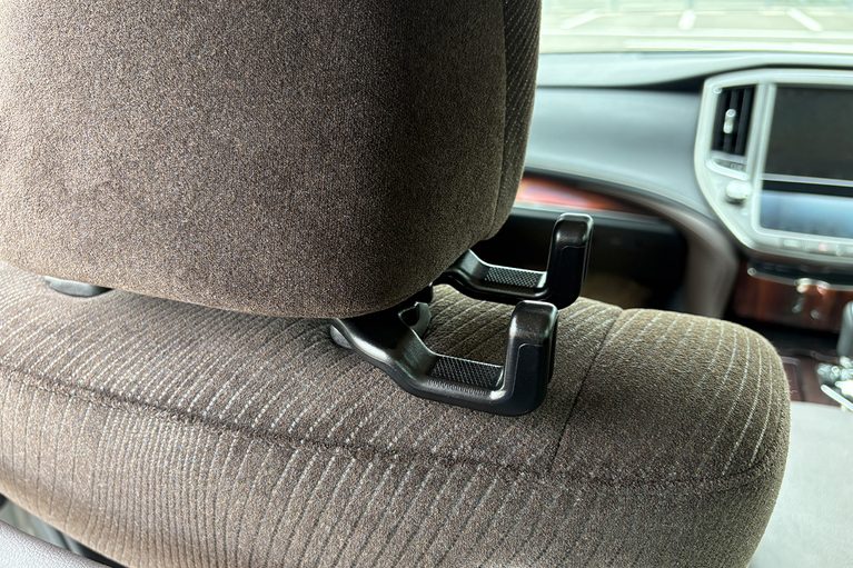 ヘッドレストに装着された、EXEA ダブルベンリフック EE-45｜「ヘッドレスト、活用しないのはもったいない」たった600円で車内の利便性がUP！ 工具不要の簡単装着で、荷物の置き場所問題を解決［EXEA ダブルベンリフック EE-45］を愛車に装着！