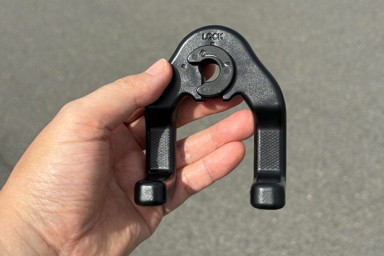 星光産業の、EXEA ダブルベンリフック EE-45の本体｜「ヘッドレスト、活用しないのはもったいない」たった600円で車内の利便性がUP！ 工具不要の簡単装着で、荷物の置き場所問題を解決［EXEA ダブルベンリフック EE-45］を愛車に装着！