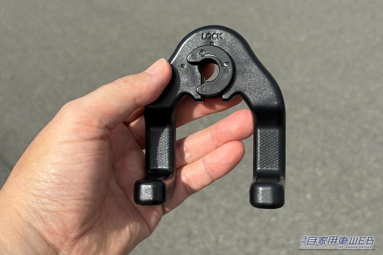 星光産業の、EXEA ダブルベンリフック EE-45の本体｜「ヘッドレスト、活用しないのはもったいない」たった600円で車内の利便性がUP！ 工具不要の簡単装着で、荷物の置き場所問題を解決［EXEA ダブルベンリフック EE-45］を愛車に装着！