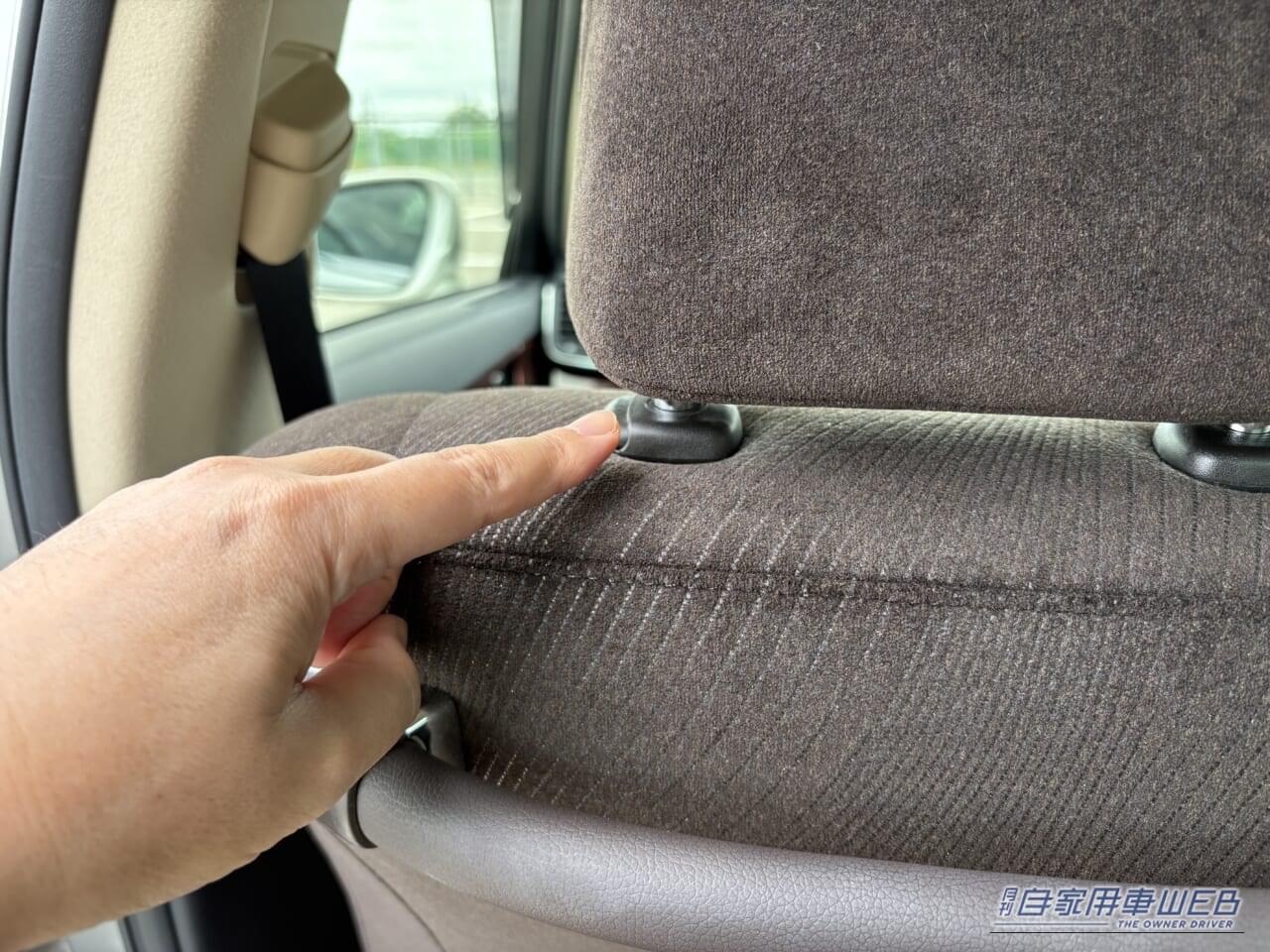 210系の、トヨタ・クラウンの助手席側ヘッドレスト｜「ヘッドレスト、活用しないのはもったいない」たった600円で車内の利便性がUP！ 工具不要の簡単装着で、荷物の置き場所問題を解決［EXEA ダブルベンリフック EE-45］を愛車に装着！