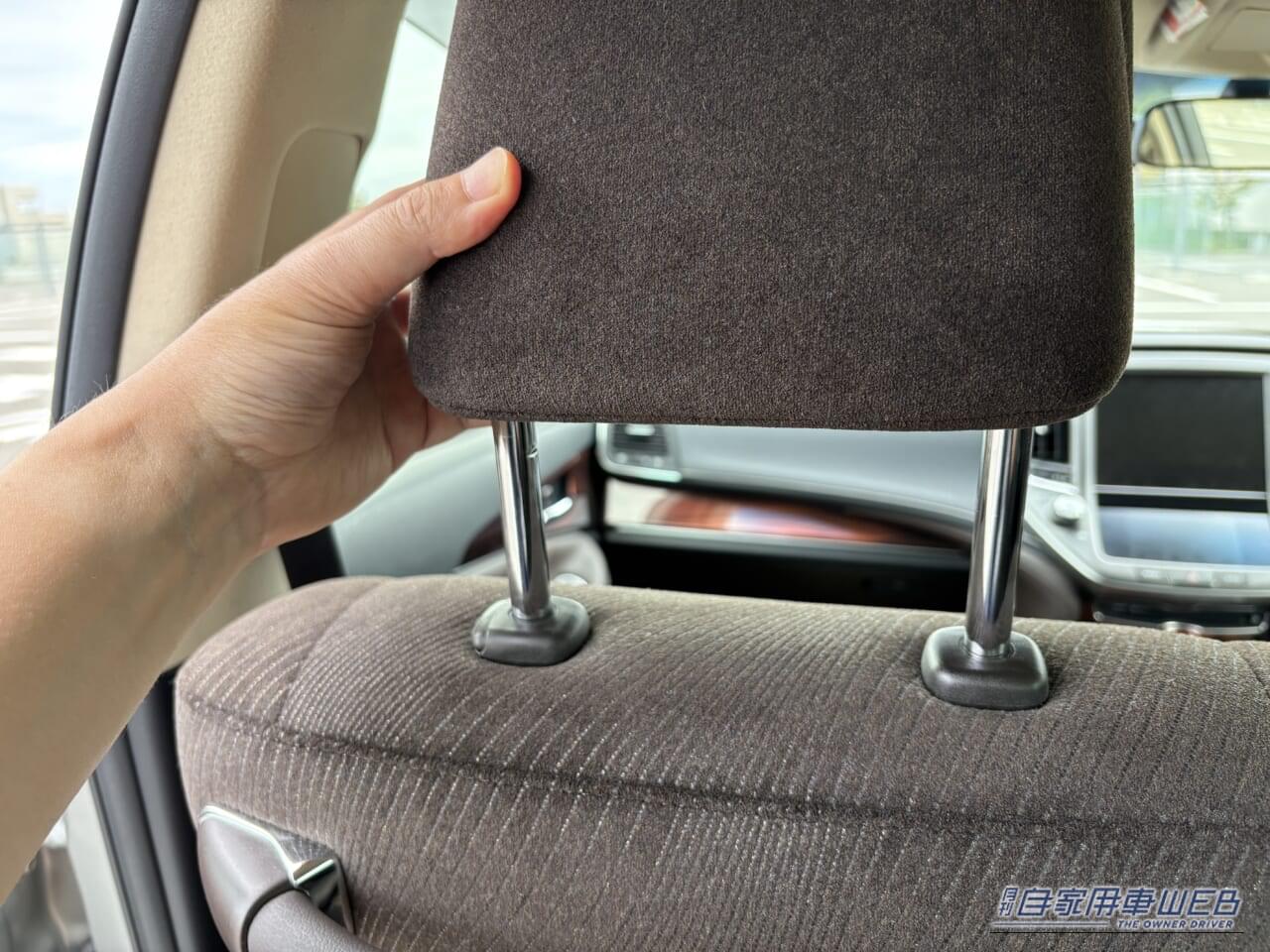 210系の、トヨタ・クラウンの助手席側ヘッドレストを取り外している写真｜「ヘッドレスト、活用しないのはもったいない」たった600円で車内の利便性がUP！ 工具不要の簡単装着で、荷物の置き場所問題を解決［EXEA ダブルベンリフック EE-45］を愛車に装着！