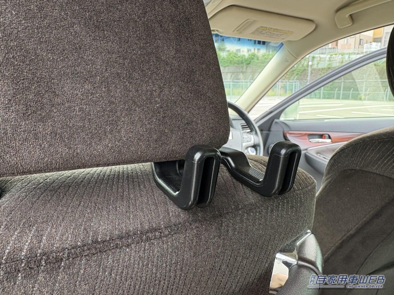 ｜「ヘッドレスト、活用しないのはもったいない」たった600円で車内の利便性がUP！ 工具不要の簡単装着で、荷物の置き場所問題を解決［EXEA ダブルベンリフック EE-45］を愛車に装着！