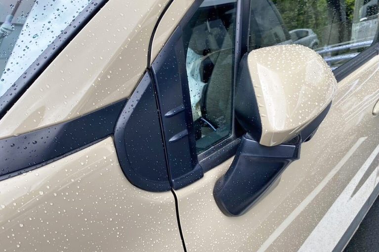 トヨタ シエンタのドアミラー付近、エアロスタビライジングフィンの写真|「飾りじゃなかったんだ?」トヨタ車でよく見るボディの小さな突起。コレを後付けできるパーツを発見! ホンダ・フリードに装着してみた!