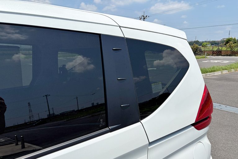 ホンダの先代フリードの後部ドア付近に、FRACTAL CREATIONの、車用 エアロフィン バンパーガード コーナーガードを貼った写真｜「飾りじゃなかったんだ？」トヨタ車でよく見るボディの小さな突起。コレを後付けできるパーツを発見！ ホンダ・フリードに装着してみた！