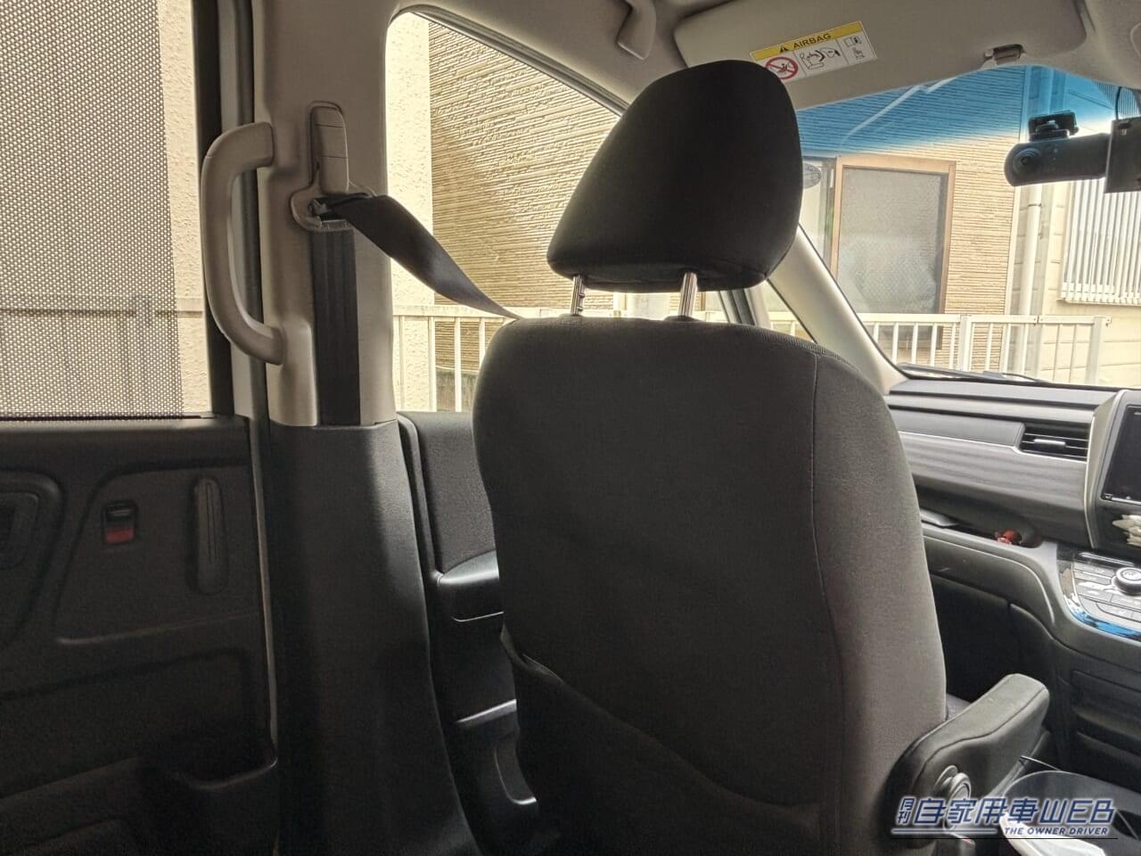 ホンダ フリードの助手席シートバック｜「まるで純正品のように車内に馴染む」ヘッドレストに装着するだけでOK！ 後席の快適性が向上！ 幅広い車種に対応する［EXEA EB-209 リアトレイ］を愛車に装着！