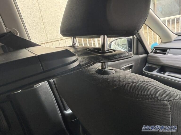 星光産業 EXEA「EB-209 リアトレイ」を、ホンダ・フリードの助手席側のヘッドレストに装着している写真｜「まるで純正品のように車内に馴染む」ヘッドレストに装着するだけでOK！ 後席の快適性が向上！ 幅広い車種に対応する［EXEA EB-209 リアトレイ］を愛車に装着！