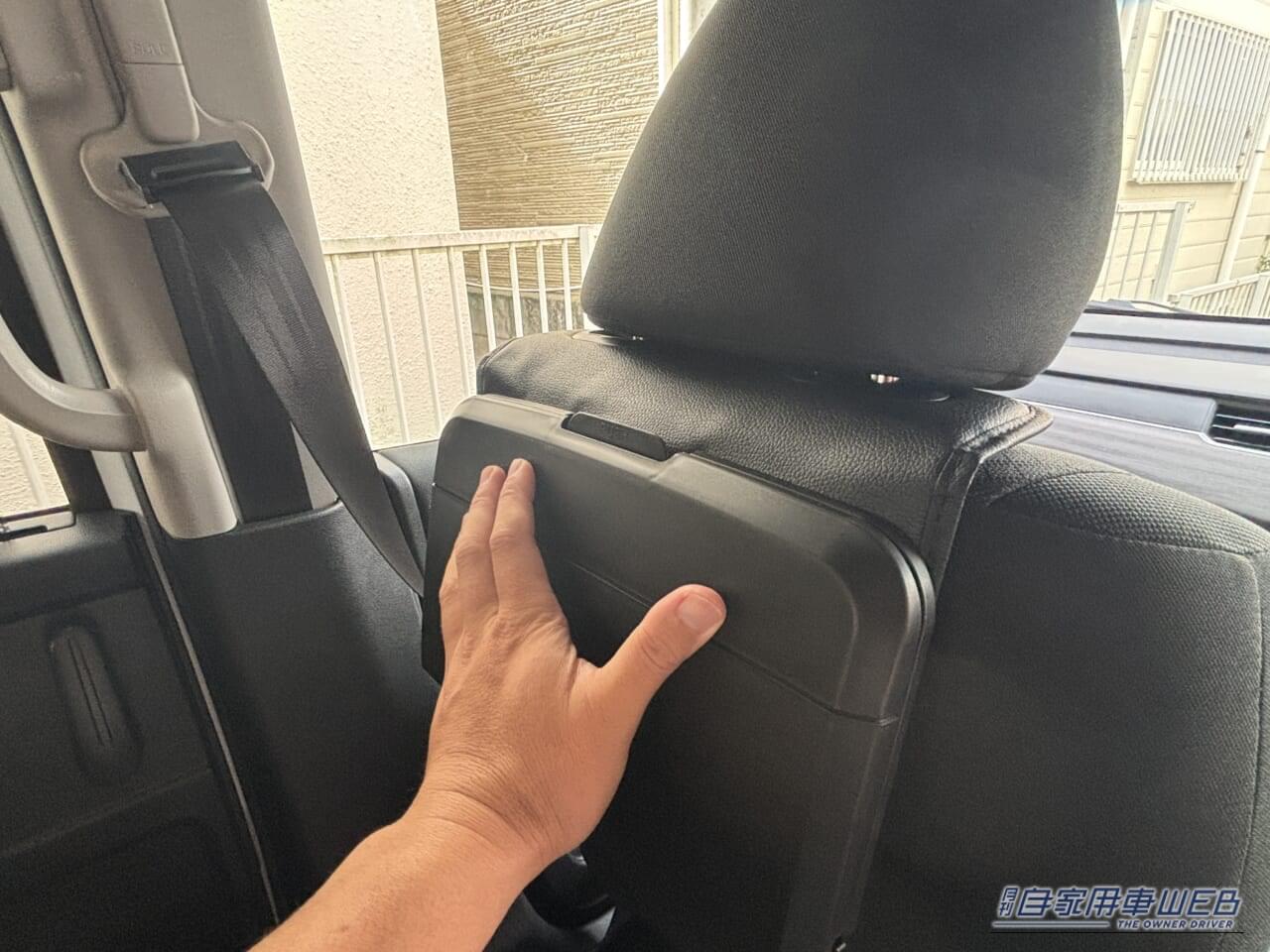 星光産業 EXEA「EB-209 リアトレイ」を、ホンダ・フリードの助手席側のヘッドレストに装着している写真｜「まるで純正品のように車内に馴染む」ヘッドレストに装着するだけでOK！ 後席の快適性が向上！ 幅広い車種に対応する［EXEA EB-209 リアトレイ］を愛車に装着！