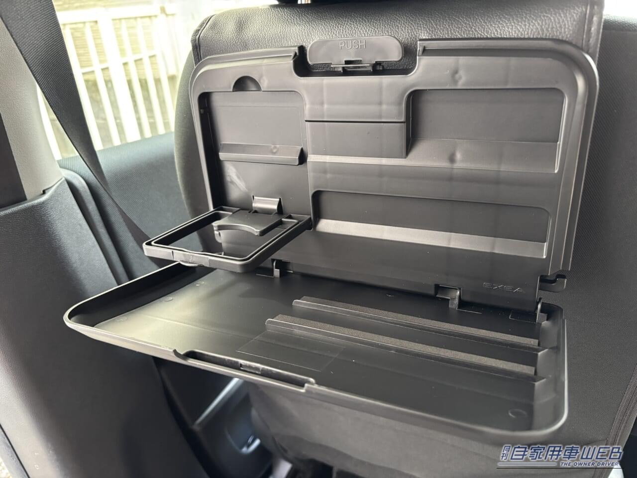 ホンダフリードの助手席シートバックに装着した、星光産業 EXEA「EB-209 リアトレイ」のテーブルを展開した状態の写真｜「まるで純正品のように車内に馴染む」ヘッドレストに装着するだけでOK！ 後席の快適性が向上！ 幅広い車種に対応する［EXEA EB-209 リアトレイ］を愛車に装着！