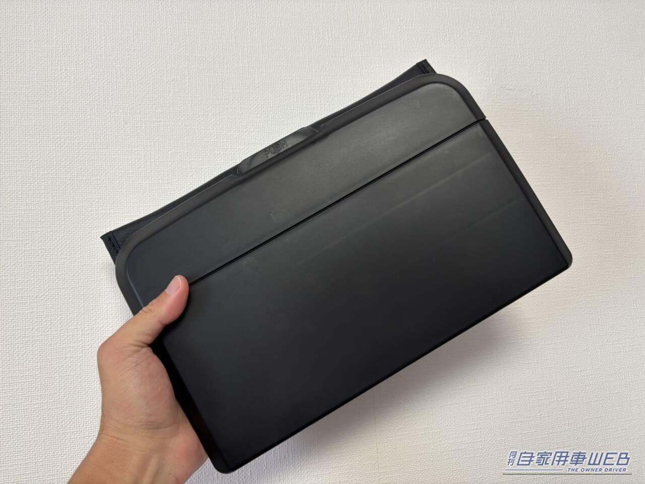 星光産業 EXEA「EB-209 リアトレイ」の本体｜「まるで純正品のように車内に馴染む」ヘッドレストに装着するだけでOK！ 後席の快適性が向上！ 幅広い車種に対応する［EXEA EB-209 リアトレイ］を愛車に装着！