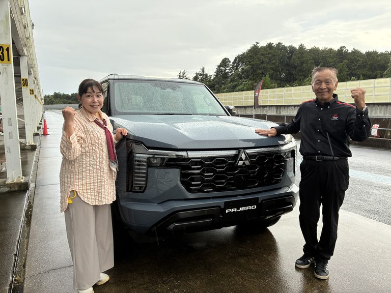 三菱　新型パジェロ　SUPER EXCEED｜乗ればデカさはどこへやら!? 新型パジェロは走ればキュッとコンパクト、狙い通りに決まる一体感にびっくり
