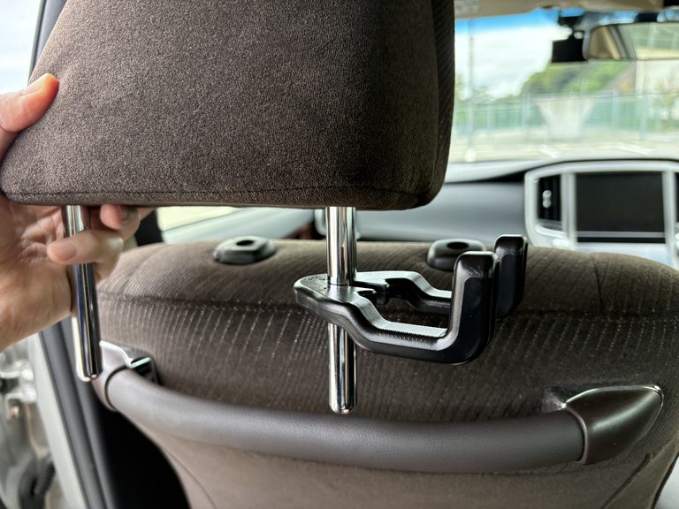 210系の、トヨタ・クラウンの助手席側ヘッドレストの支柱に、EXEA ダブルベンリフック EE-45を装着している写真|【週間ランキング】「50年前の三菱車が美しすぎる…」「家電がそのまま使える」軽キャンパーも! 600円の便利グッズから66年前の名車まで、今週のクルマ記事TOP5(10月23日〜10月29日)