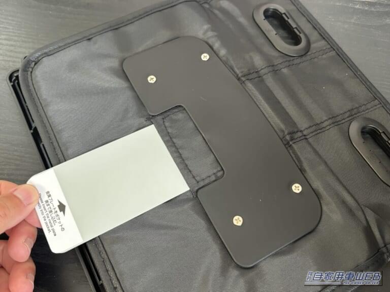 星光産業 EXEA「EB-209 リアトレイ」の取り付け作業中の写真｜「まるで純正品のように車内に馴染む」ヘッドレストに装着するだけでOK！ 後席の快適性が向上！ 幅広い車種に対応する［EXEA EB-209 リアトレイ］を愛車に装着！