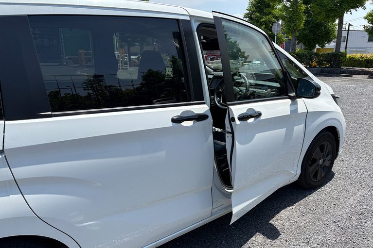 フリードの運転席のドアに、京都機械工具（KTC）のドアストッパー AP902Aを設置した写真｜「使ってみたら最高だった…」名門工具メーカーが作った意外なギア。ドアストライカーに装着するだけでOK！ 車内換気にも使える［KTC・ドアストッパー AP902A］