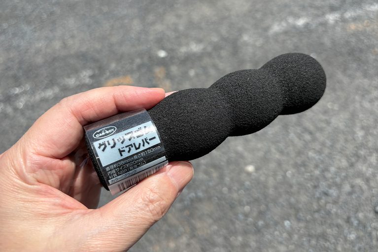 カーボーイのグリップゴム ドアレバー（黒）｜「使ってみたら最高だった…」名門工具メーカーが作った意外なギア。ドアストライカーに装着するだけでOK！ 車内換気にも使える［KTC・ドアストッパー AP902A］
