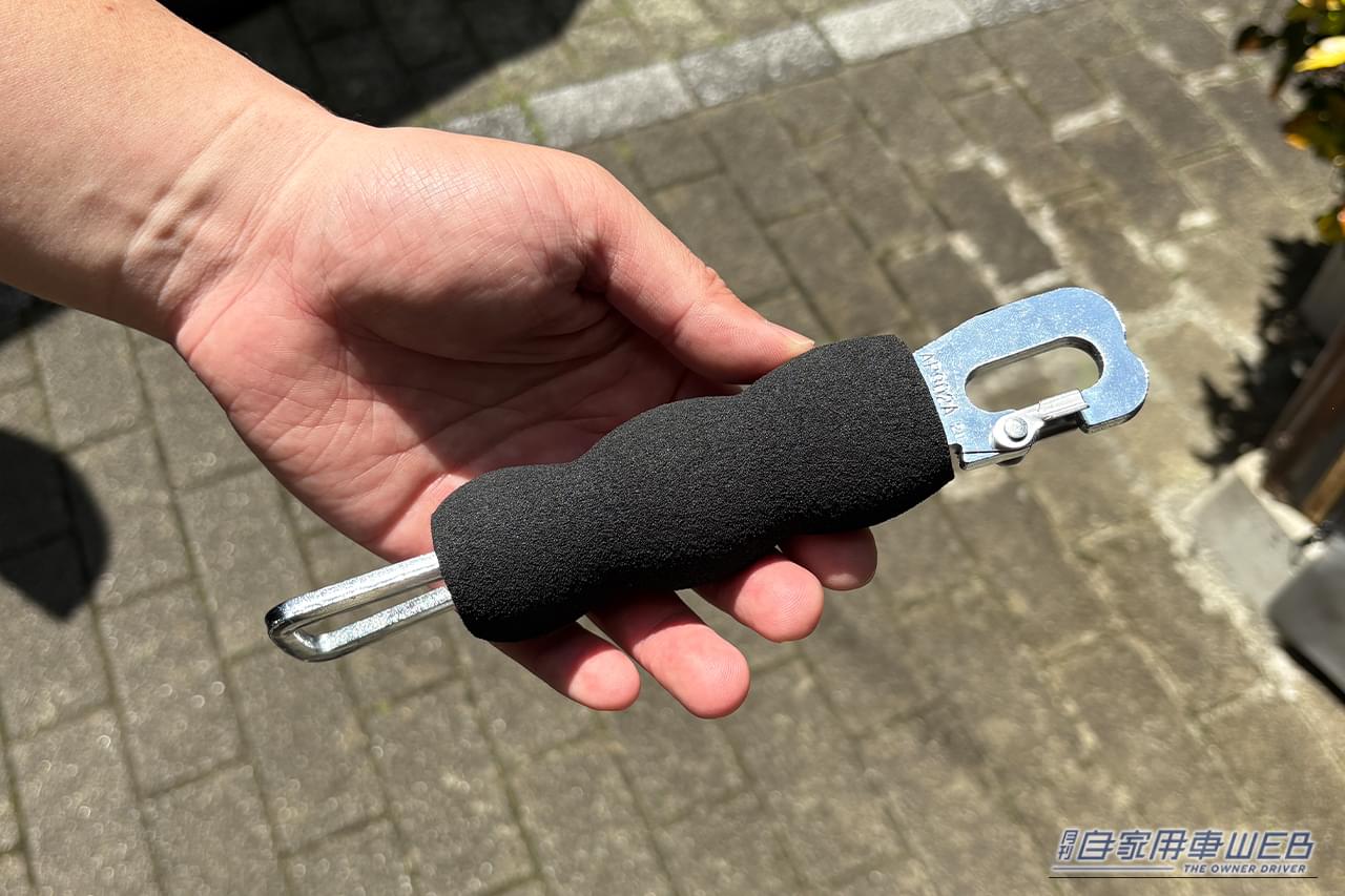｜「使ってみたら最高だった…」名門工具メーカーが作った意外なギア。ドアストライカーに装着するだけでOK！ 車内換気にも使える［KTC・ドアストッパー AP902A］