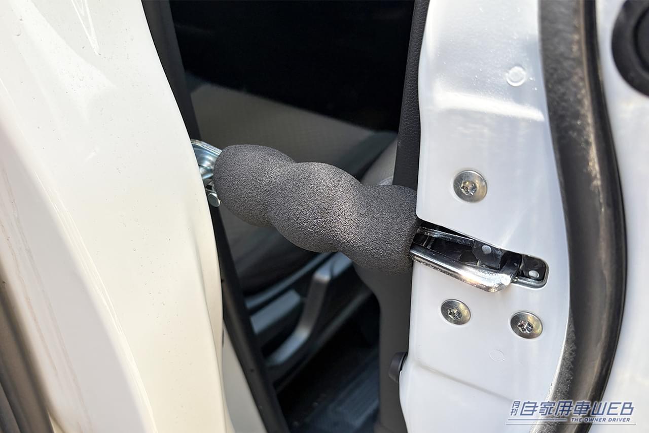｜「使ってみたら最高だった…」名門工具メーカーが作った意外なギア。ドアストライカーに装着するだけでOK！ 車内換気にも使える［KTC・ドアストッパー AP902A］