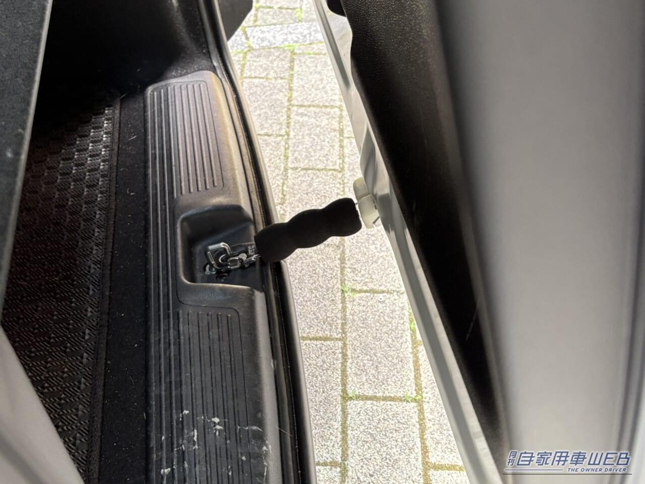 ｜「使ってみたら最高だった…」名門工具メーカーが作った意外なギア。ドアストライカーに装着するだけでOK！ 車内換気にも使える［KTC・ドアストッパー AP902A］