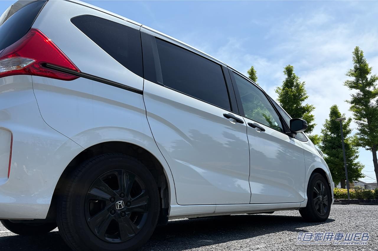 駐車場に停車しているホンダのフリード。｜「使ってみたら最高だった…」名門工具メーカーが作った意外なギア。ドアストライカーに装着するだけでOK！ 車内換気にも使える［KTC・ドアストッパー AP902A］