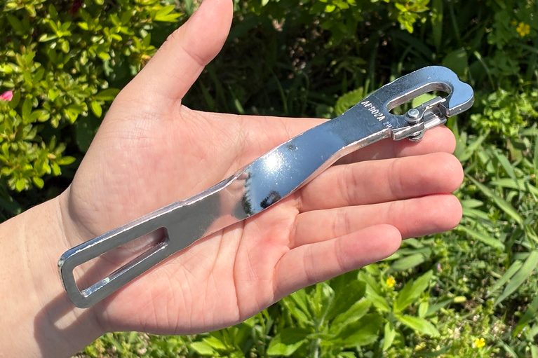 京都機械工具（KTC）のドアストッパー AP902Aを手に持っている写真｜「使ってみたら最高だった…」名門工具メーカーが作った意外なギア。ドアストライカーに装着するだけでOK！ 車内換気にも使える［KTC・ドアストッパー AP902A］