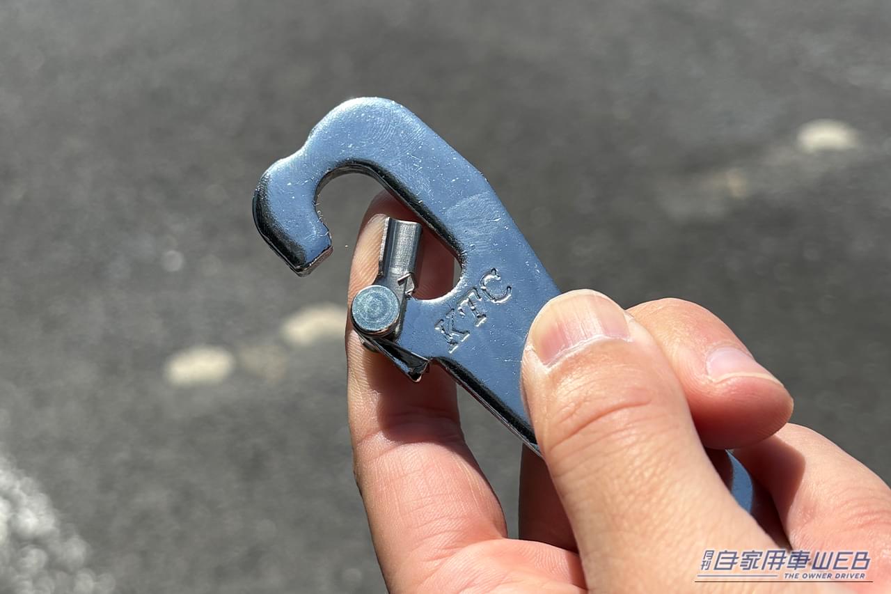 京都機械工具（KTC）のドアストッパー AP902Aを手に持っている写真｜「使ってみたら最高だった…」名門工具メーカーが作った意外なギア。ドアストライカーに装着するだけでOK！ 車内換気にも使える［KTC・ドアストッパー AP902A］