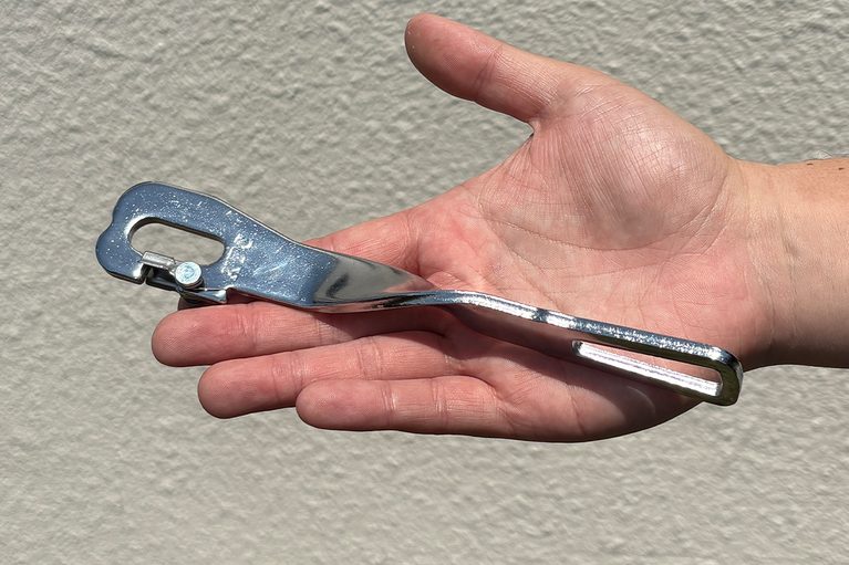 京都機械工具（KTC）のドアストッパー AP902Aを手に持っている写真｜「使ってみたら最高だった…」名門工具メーカーが作った意外なギア。ドアストライカーに装着するだけでOK！ 車内換気にも使える［KTC・ドアストッパー AP902A］