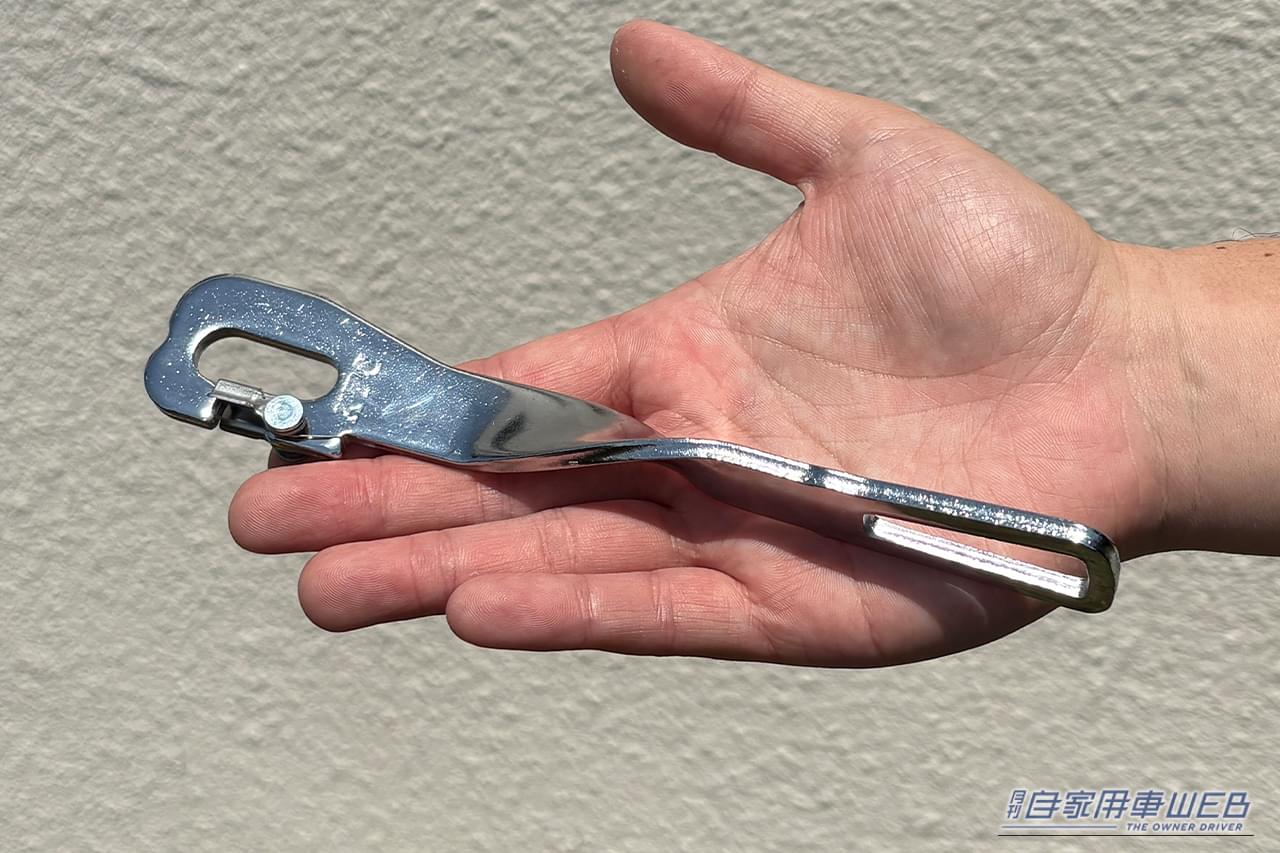 京都機械工具（KTC）のドアストッパー AP902Aを手に持っている写真｜「使ってみたら最高だった…」名門工具メーカーが作った意外なギア。ドアストライカーに装着するだけでOK！ 車内換気にも使える［KTC・ドアストッパー AP902A］
