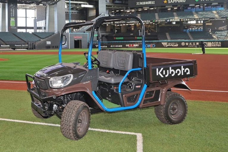 クボタの多目的四輪車、RTV X900を使用した、エスコンフィールドのリリーフカー｜「そんなに少ないんだ？」今では4球場しか採用していないリリーフカー。阪神・甲子園球場ではトヨタの超小型EVがド派手なトラ柄に変身して大活躍！