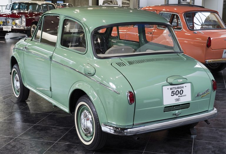 丸みを帯びたリアエンジンフード|「66年前の小型車に、このスペックはヤバすぎ!」ミツビシ初の自社開発乗用車は、ガチで凄いクルマだった【三菱500】