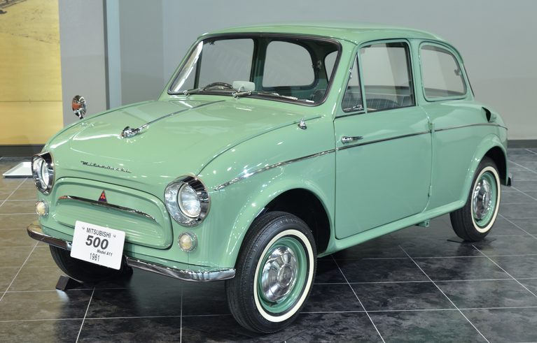 機能一点張りの無骨なデザインだった｜「66年前の小型車に、このスペックはヤバすぎ！」ミツビシ初の自社開発乗用車は、ガチで凄いクルマだった【三菱500】