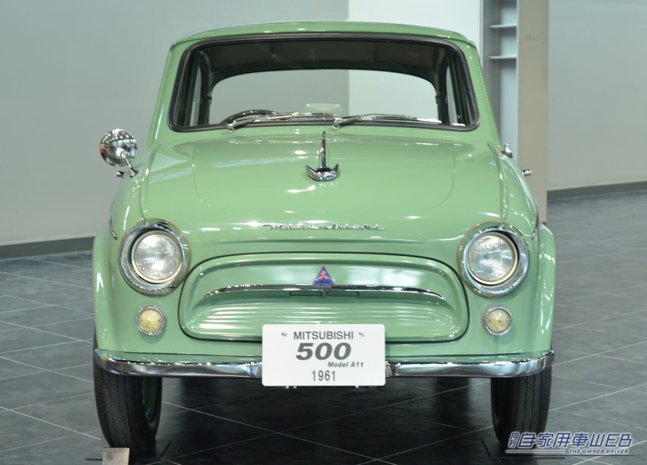 フロントは冷却用のグリルなどがないため、つるんとした顔つき|「66年前の小型車に、このスペックはヤバすぎ!」ミツビシ初の自社開発乗用車は、ガチで凄いクルマだった【三菱500】