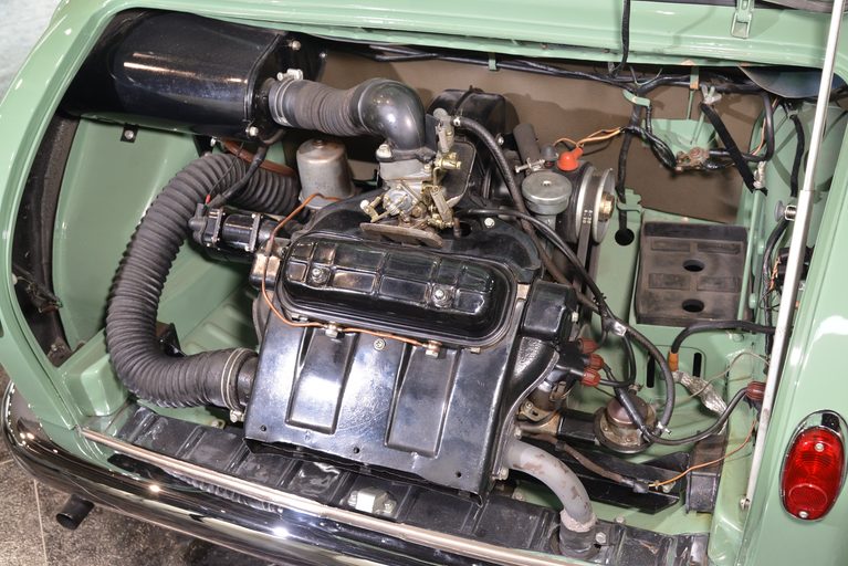 リアに搭載される空冷直列２気筒OHVエンジン｜「66年前の小型車に、このスペックはヤバすぎ！」ミツビシ初の自社開発乗用車は、ガチで凄いクルマだった【三菱500】