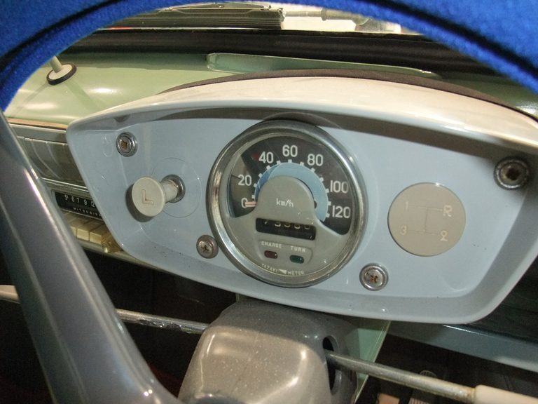 スピードメーターは120km/hまで刻まれていた｜「66年前の小型車に、このスペックはヤバすぎ！」ミツビシ初の自社開発乗用車は、ガチで凄いクルマだった【三菱500】