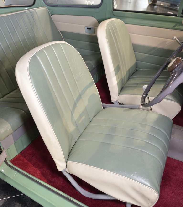 簡素なシートを採用|「66年前の小型車に、このスペックはヤバすぎ!」ミツビシ初の自社開発乗用車は、ガチで凄いクルマだった【三菱500】