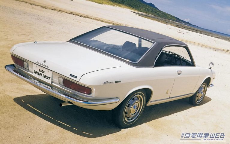 1969年10月に発売された、マツダのルーチェロータリークーペのリアから右サイドの写真｜「57年前のクルマとは思えない…」完成された美しさを持ったマツダの名車。先進技術を満載しながらも短命に終わった悲運の［ルーチェロータリークーペ］を紹介